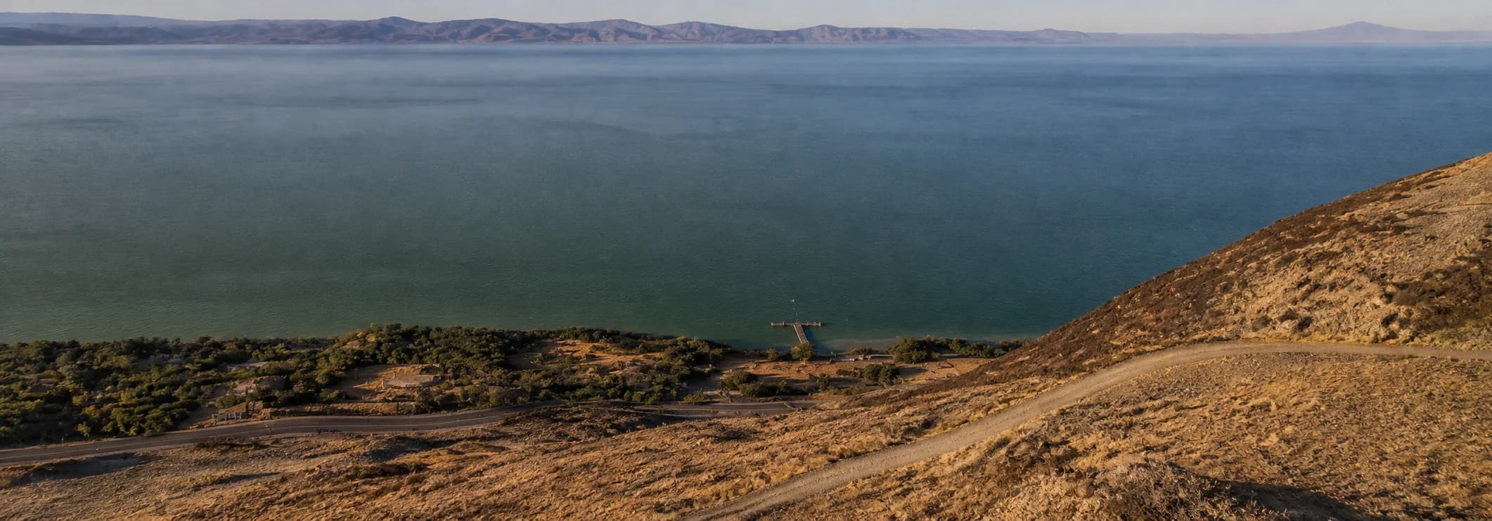 Vista aérea editorial del Lago de Chapala y su topografía
