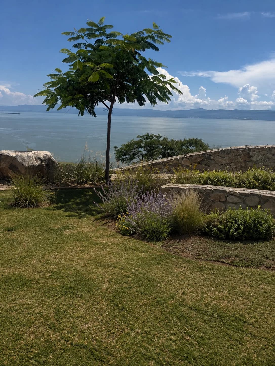 Vista al Lago de Chapala desde CIMALAGO con paisajismo conceptual terminado